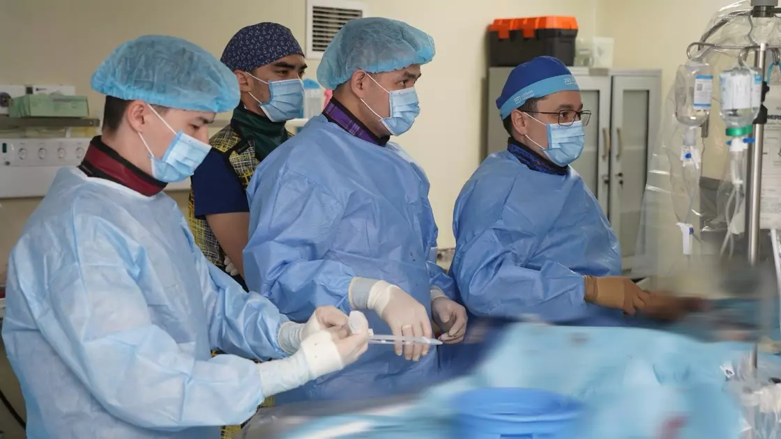 Операции пациентам со сложными поражениями сосудов провели интервенционные кардиологи НИИ КВБ с коллегой из Великобритании 
