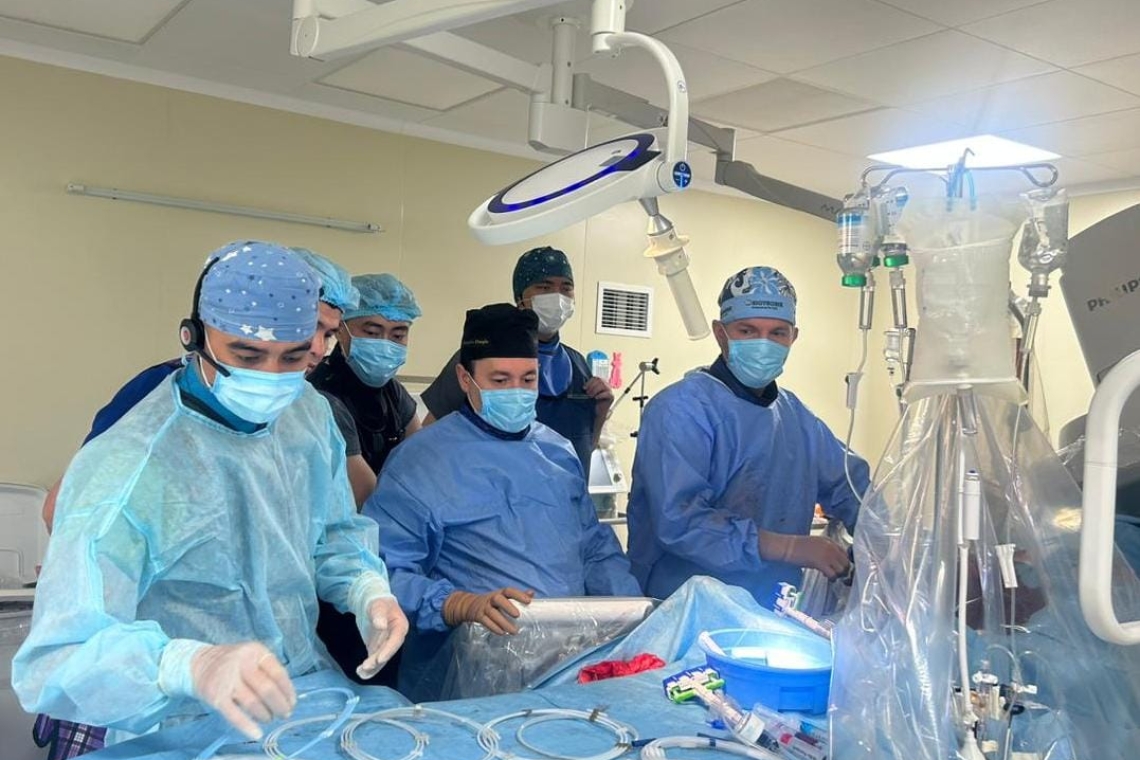 КІАҒЗИ-да Австрияның жетекші интервенциялық кардиологы Аурель Тома өңірлердің эндоваскулярлық операциялық блоктары басшыларына шеберлік сабағын өткізді