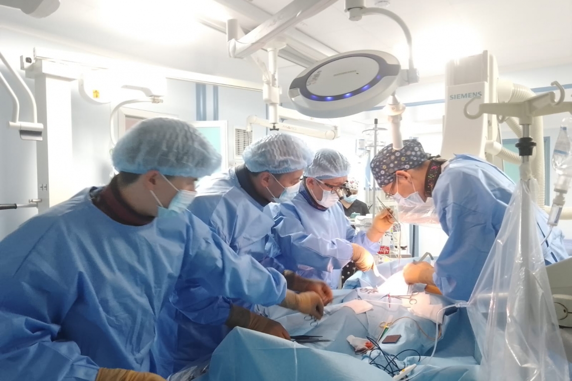 В НИИ кардиологии и внутренних болезней прошел мастер-класс с проведением операции по имплантации стент-графта 71-летнему пациенту 