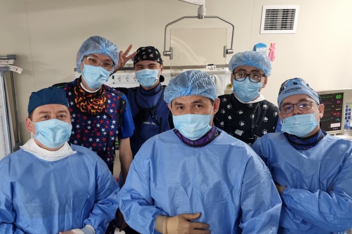 Впервые имплантировали эндоваскулярный митральный клапан в НИИ кардиологии и внутренних болезней в Алматы