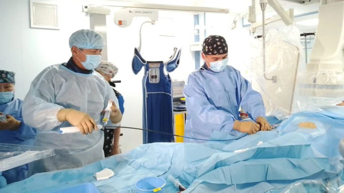 Уникальную операцию по имплантации безэлектродного кардиостимулятора провели в Алматы