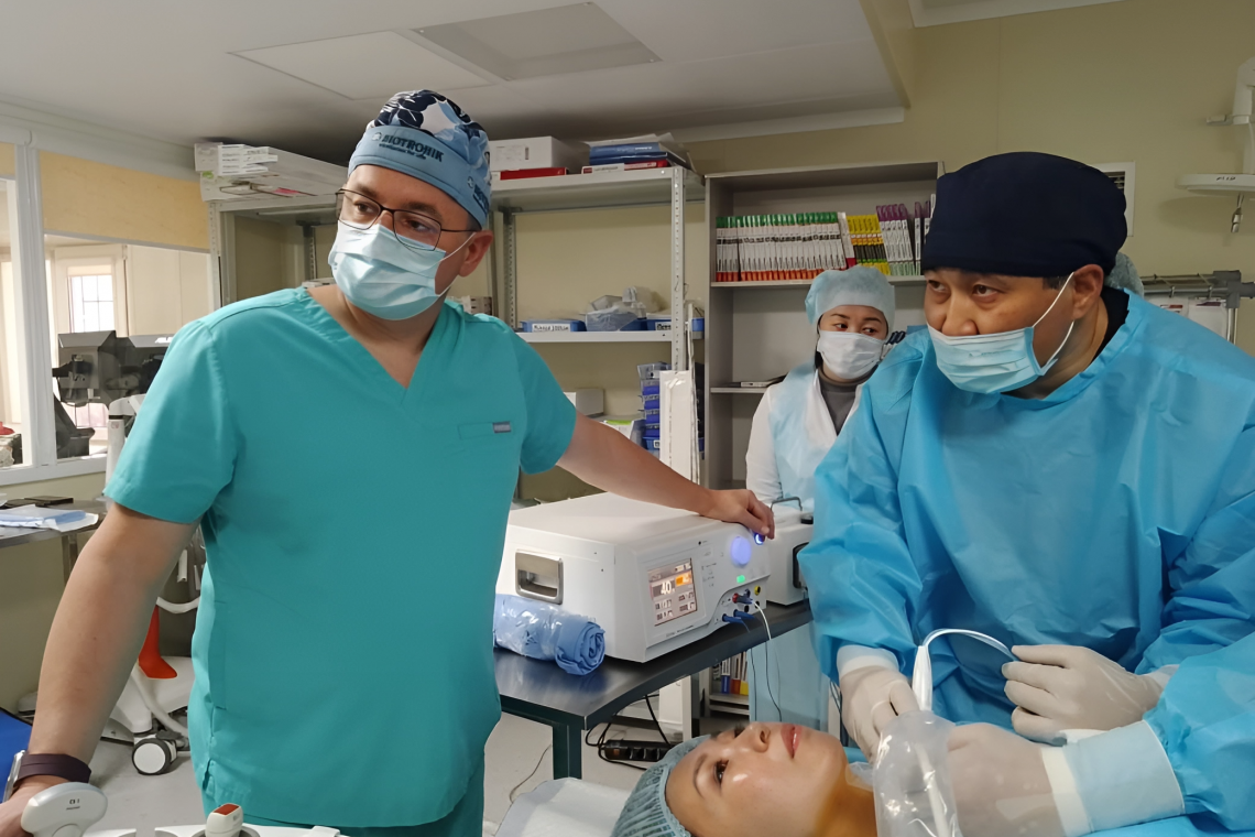 В НИИКВБ впервые в Алматы провели радиочастотную аблацию щитовидной железы 36-летней пациентке