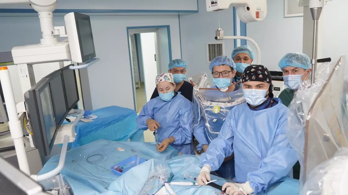 "Ювелирные" операции на сердце провели казахстанцам в НИИ КВБ Читайте больше: https://www.nur.kz/health/healthcare/2068374-yuvelirnye-operatsii-na-serdtse-proveli-kazahstantsam-v-nii-kvb/