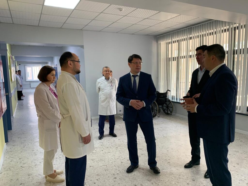 Руководитель аппарата Минздрава Болат Токежанов посетил НИИ кардиологии и внутренних болезней