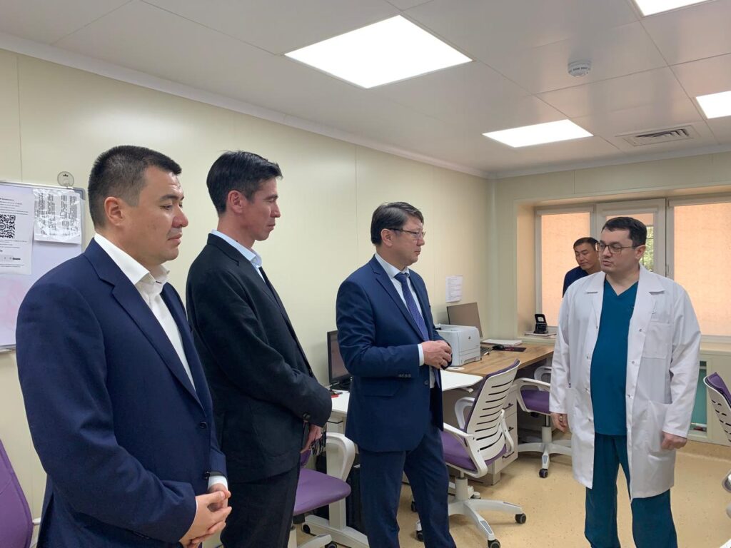 Денсаулық сақтау министрлігі аппаратының басшысы Болат Төкежанов Кардиология және ішкі аурулар ғылыми-зерттеу институтында болды