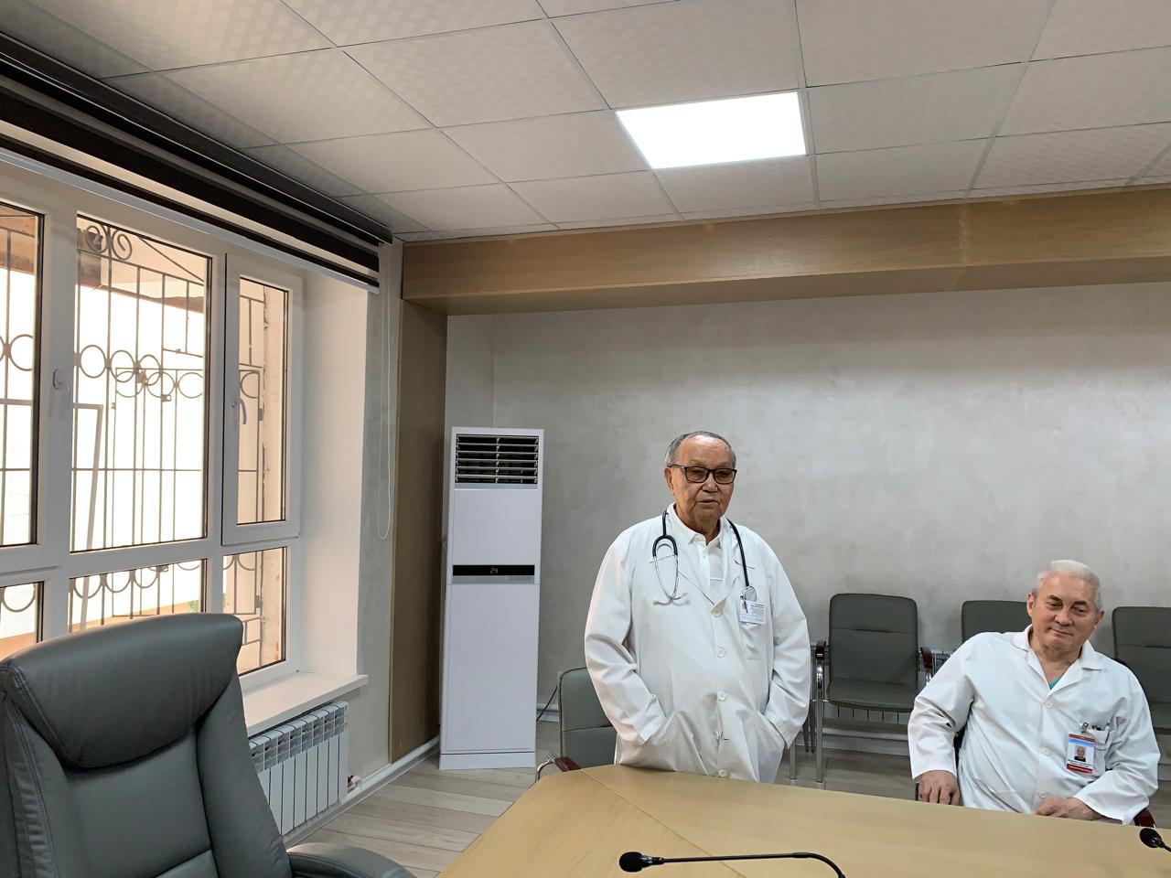 Кардиология және ішкі аурулар ғылыми-зерттеу институтының ұжымы танымал дәрігер, академик Армен Рысмендиевті 85 жылдығымен құттықтады