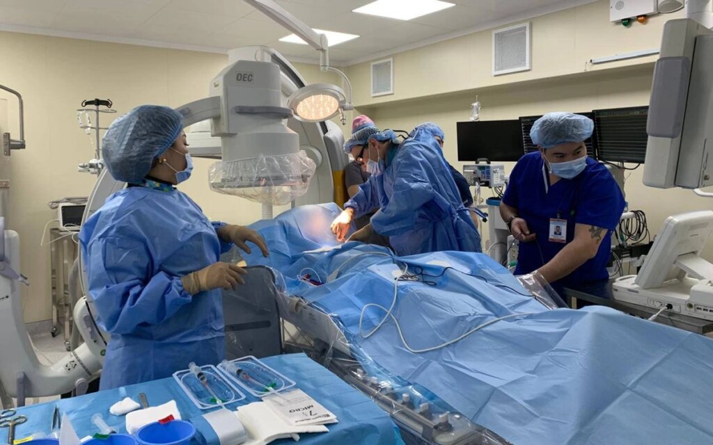 Жүрек жеткіліксіздігі бар екі пациентке үш камералы кардиостимулятор орнатылды