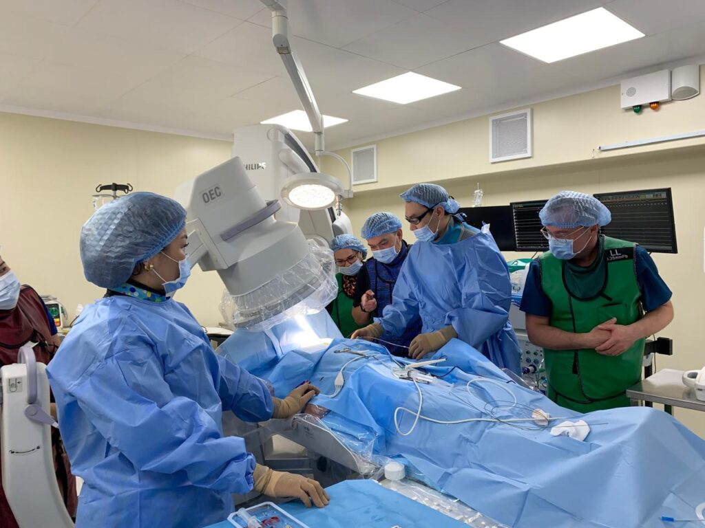 КІАҒЗИ жүрек қызметінің жеткіліксіздігімен екі науқасқа соңғы буынғы үш камералы кардиостимулятор орнатылды