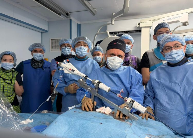 Кардиология және ішкі аурулар ғылыми-зерттеу институтында  хирургиялық қауіптілігі жоғары науқасқа митральды қақпақшаның қызметі қалпына келтірілді