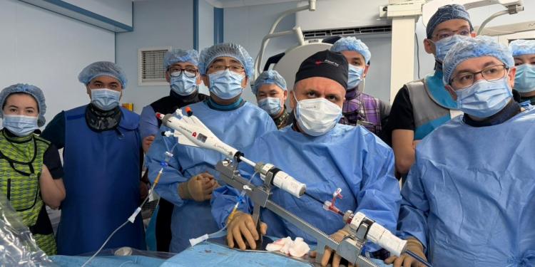 В Казахстане впервые восстановили митральный клапан без открытой операции: 71-летний пациент избежал хирургического риска