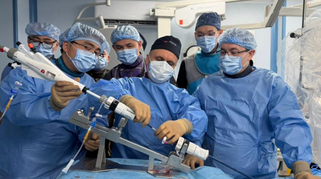 Алматы кардиологтарының хирургиялық қауіптілігі жоғары пациентке жасаған отасы сәтті аяқталды